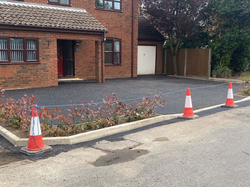 This is a newly installed tarmac driveway just installed by Sawston Driveways